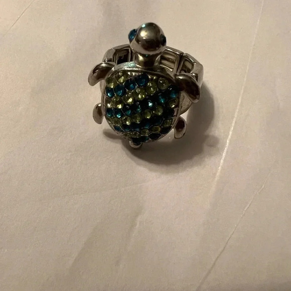 Bundle of rings and a pin - Picture 2 of 6